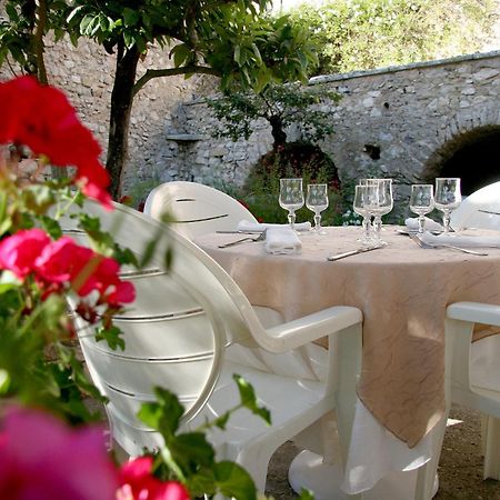 Logis Hotel Restaurant Les Geraniums Le Barroux Dış mekan fotoğraf