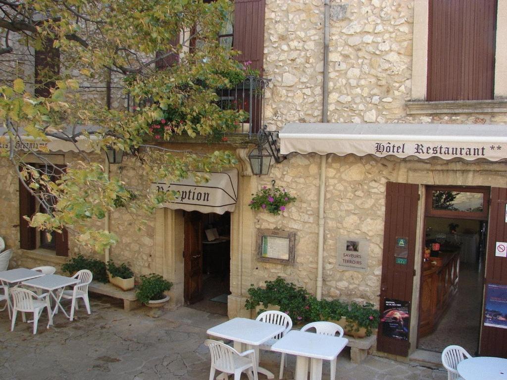 Logis Hotel Restaurant Les Geraniums Le Barroux Dış mekan fotoğraf