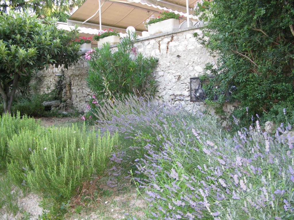 Logis Hotel Restaurant Les Geraniums Le Barroux Dış mekan fotoğraf