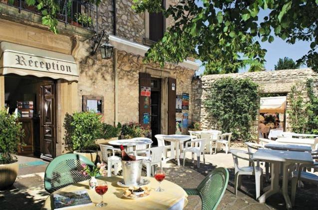 Logis Hotel Restaurant Les Geraniums Le Barroux Dış mekan fotoğraf