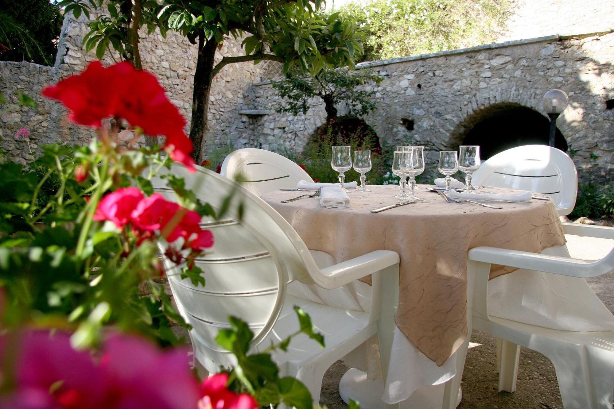 Logis Hotel Restaurant Les Geraniums Le Barroux Dış mekan fotoğraf