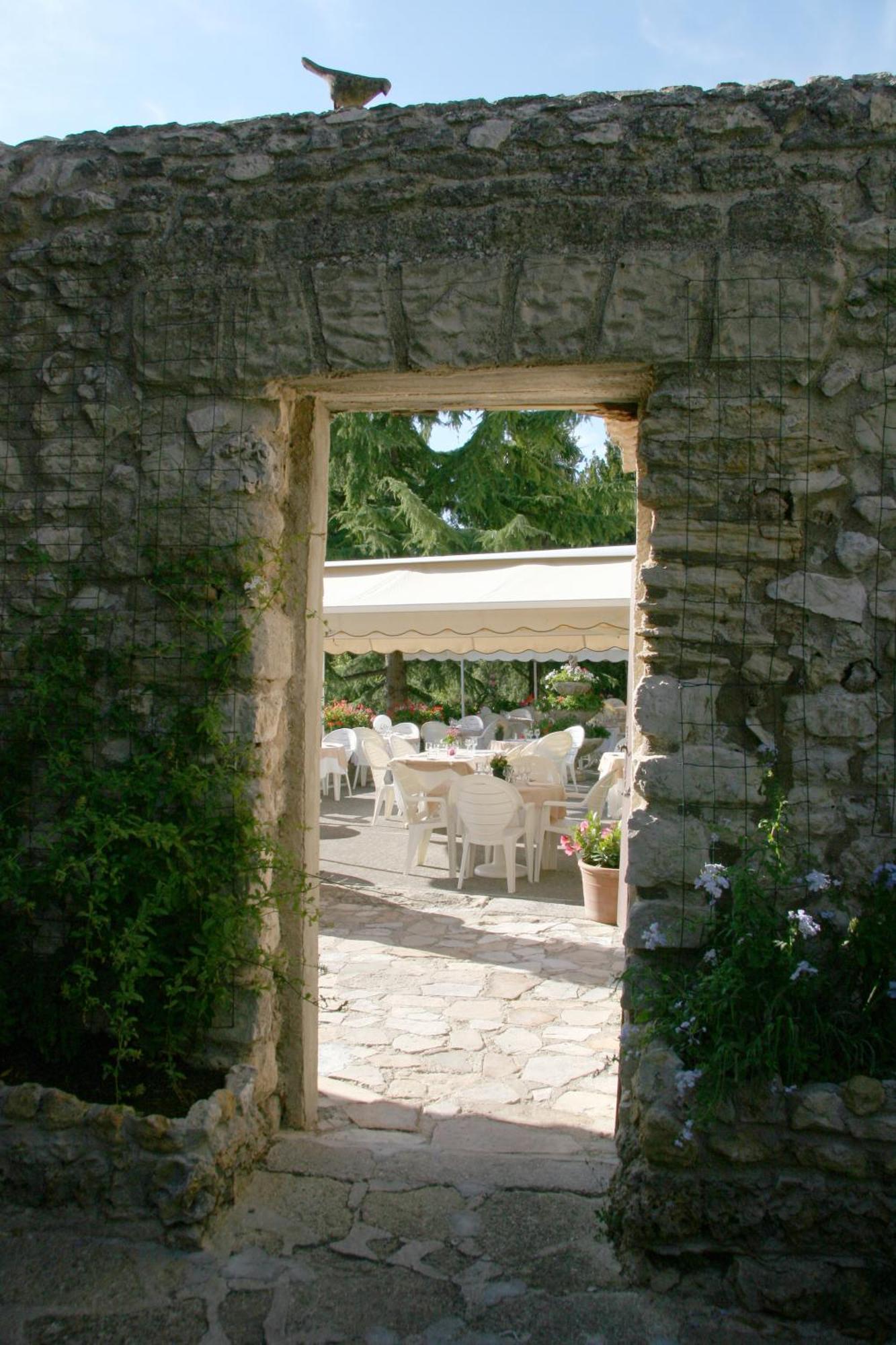 Logis Hotel Restaurant Les Geraniums Le Barroux Dış mekan fotoğraf