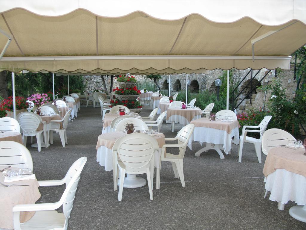 Logis Hotel Restaurant Les Geraniums Le Barroux Dış mekan fotoğraf