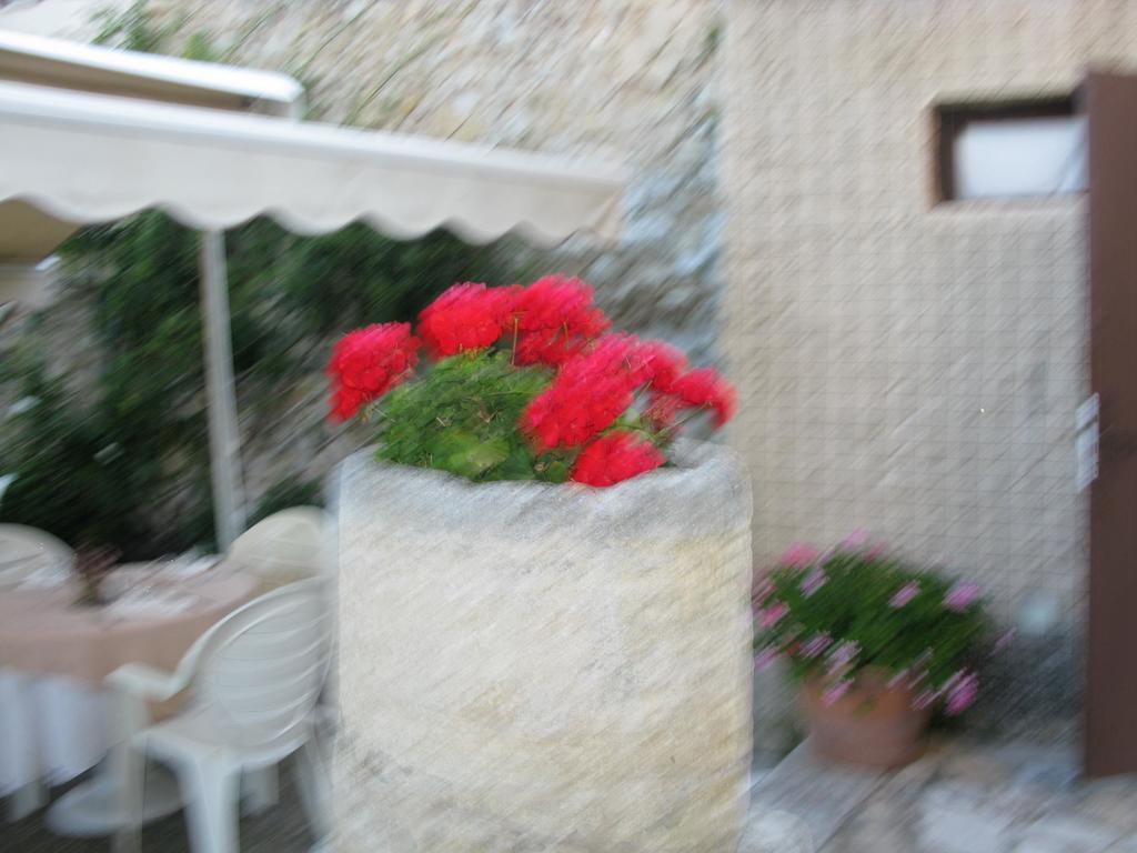 Logis Hotel Restaurant Les Geraniums Le Barroux Dış mekan fotoğraf